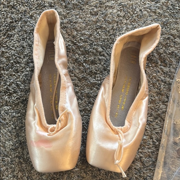 Women's Pink Ballet Pointe Shoes - Picture 3 of 6